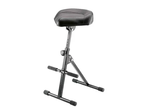 K&M 14045 Stehhilfe Schwarz - Ergonomischer Stehsitz für Musiker - Drum-Hocker mit höhenverstellbarem, ergonomischem Sitz und Fußablage. Ideal für rückenschonendes Spielen auf der Bühne oder im Studio, einfach transportabel und stabil auf unebenen Flächen.