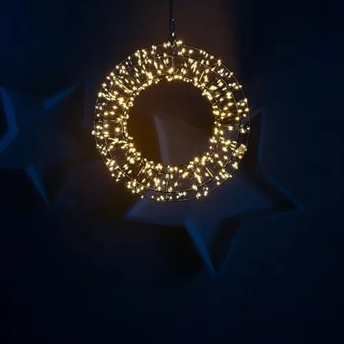 MARELIDA LED Dekokranz 30cm mit 400 Lichtern - Schwarzer LED Dekokranz mit 400 bernsteinfarbenen Lichtern für stimmungsvolle Akzente. Mit 8 Leuchtmodi und Timer für flexibles Dekorieren im Innen- und Außenbereich. Ideal für festliche Anlässe und das ganze Jahr über.