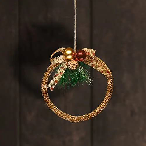 com-four® Deko Weihnachts-Kranz - Adventskranz mit Zapfen, Schleife, Kugeln und Tannengrün - goldfarbener Weihnachtskranz - weihnachtlicher Deko-Aufhänger (Kranz - goldfarben)