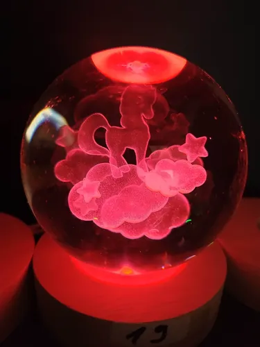 Glaskugel mit Holzsockel, ca 8cm, elektr. Beleuchtung, Farbwechsel Einhorn