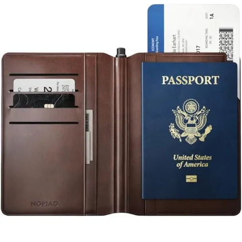 NOMAD Leather Passport Wallet Pen Edition - Ausweistaschen aus pflanzlich gegerbtem Echtleder mit magnetischer Stifthalterung und Zugriffslasche für Boardkarten – ideal für stilvolle Reisende.