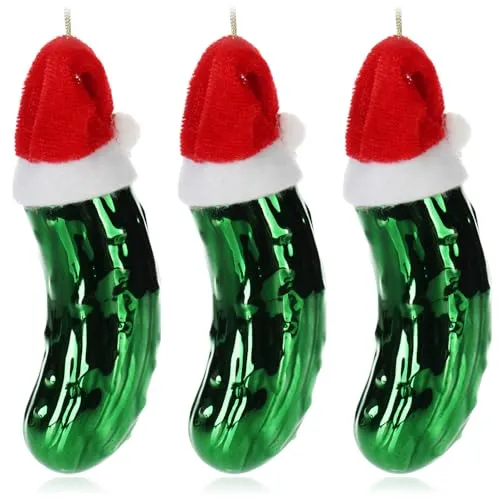 com-four® 3X Glas Christbaumschmuck als Gurke 11 cm - Weihnachtsgurke aus Glas mit Stoffmütze - Weihnachtsbaum Anhänger in grün für eine Festliche Weihnachtsdekoration (Gurke mit Mütze - 3 Stück)