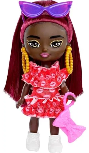 Barbie Extra Mini Minis, Extra Mini Minis Schwarze Barbiepuppe mit roten Haaren, rotem Kleid, Handtasche mit Schleife, Sonnenbrille und anderem Barbiezubehör, Geschenk für Kinder ab 3 Jahren,HLN47