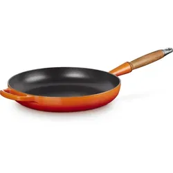 Le Creuset Signature gusseiserne Bratpfanne 28 cm Ofenrot - Hochwertige Pfanne aus Gusseisen mit Holzgriff, ideal für gleichmäßiges Kochen und köstliche Aromen. Hergestellt in Frankreich, geeignet für alle Herdarten, leicht zu reinigen und langlebig.