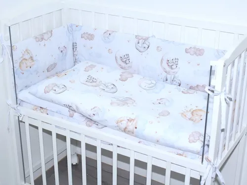 Baby Bettwäsche Set für Beistellbett 40x90cm - Wolken Design - 6-teiliges Set für Beistellbett 40 x 90 cm mit Kissen, Decke, Nestchen und Spannbettlaken aus 100% Baumwolle. Praktisch mit Reißverschluss und waschbar bei 40°. Ideal für eine gemütliche Schlafumgebung.