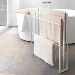 Yamazaki 4979 Tower Badetuchständer mit 3 Stangen, weiß - Handtuchständer in minimalistischem Design, ideal für mehrere Handtücher oder Badematten. Leicht zu bewegen und perfekt für jedes Interieur, inspiriert von japanischem Wohnstil.