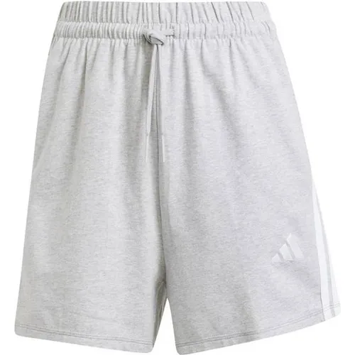 adidas Damen Essentials 3-Stripes Cotton Shorts, Light Grey Heather - Trainingsbekleidung mit hohem Bund, aus 93 % Baumwolle für optimalen Tragekomfort und praktische Taschen auf der Vorderseite.