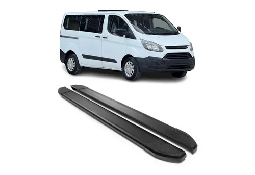 OMAC Kfz-Schmutzfänger Seitenschweller für Ford Transit Custom 2013-2023 L1 Alu 2x - Fahrzeugspezifische Aluminium Trittbretter für Ford Transit Custom L1, rutschfest und robust. Schützen Sie Ihre Karosserie und erleichtern Sie den Einstieg für Kinder und ältere Personen.