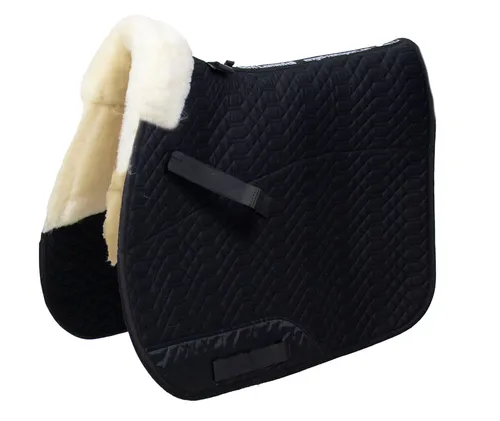 Engel Reitsport Lammfell Schabracke Schabra1 - Hochwertige Schabracke aus Merino Lammfell für optimalen Komfort beim Reiten. Temperaturausgleichend und schockabsorbierend, ideal gegen Druckstellen. Perfekt für Dressur und Vielseitigkeit.