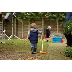 Kinderbesen mit stabilem Stiel aus Pappelholz. Farbwahl erfolgt zufällig