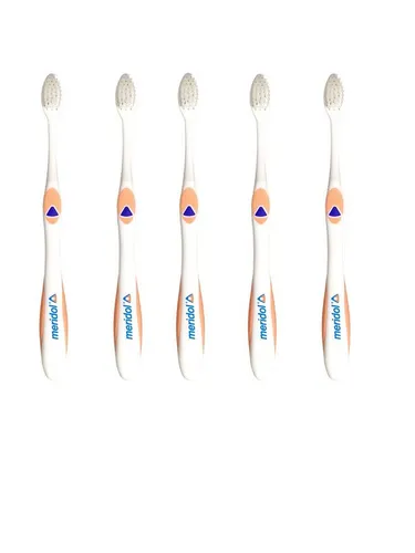 Meridol Spezial Zahnbürste 5x - Extra weich für sanfte Pflege - Die Meridol® Spezial Zahnbürste mit extra weichen Borsten bietet eine schonende Reinigung für empfindliches Zahnfleisch. Ergonomischer Griff und weicher Bürstenkopf sorgen für komfortables Zähneputzen. Menge 5 Stück in verschiedenen Farben.