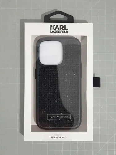 Karl Lagerfeld Rhinestone Plate Metal Logo Hülle für iPhone 15 Pro - Stylische TPU Schutzhülle in Schwarz mit funkelndem Logo-Design, idealer Schutz für Ihr Apple iPhone 15 Pro.