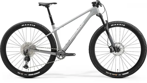 Merida BIG.NINE TR 5000 III1 XXL COOL GREY (SILVER/BLA) – Leistungsstarkes Hardtail-Mountainbike - Das Merida BIG.NINE TR 5000 III1 XXL in COOL GREY bietet sportlichen Fahrern eine ausgewogene Geometrie und moderne Ausstattung für Touren und Trails. Ideal für großgewachsene Biker, die Leistung und Komfort schätzen.