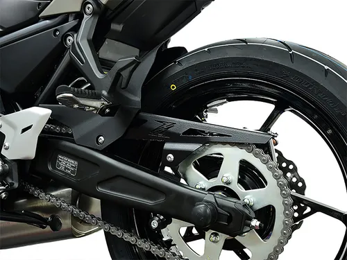 ZIEGER Kettenschutz für Kawasaki Z650 / RS / Ninja 650 - Logo Schwarz - Motorradzubehör mit hochwertigem Edelstahl 1.4016, schützt die Kette optimal und verleiht deinem Bike ein stylisches Aussehen.