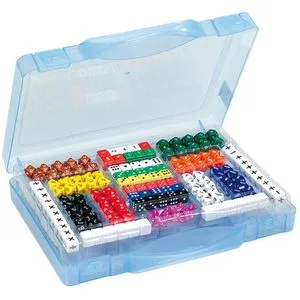 Betzold Würfel 82054 - Bunter Würfelkoffer mit 162 Würfeln - Rechenlernspiele mit 162 vielseitigen Würfeln in 14 Formen, ideal für Mathematik-Unterricht. Fördert spielerisches Lernen und bietet zahlreiche Übungsmöglichkeiten.