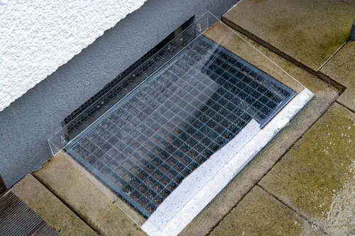 queence Lichtschachtabdeckung 140 cm x 45 cm - Gartenzäune, schützt effektiv vor Wasser und Schmutz mit eleganter Milchglas-Optik für einen gepflegten Kellerbereich.