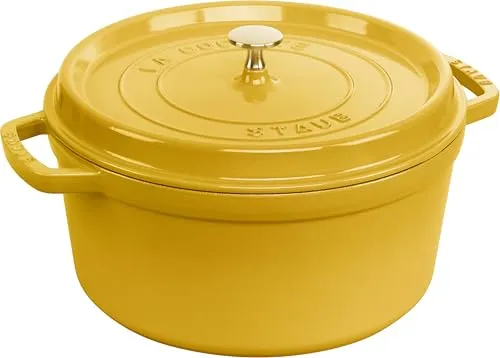STAUB Gusseisen Bräter Cocotte 28 cm - Citron - Runder Bräter aus emailliertem Gusseisen mit 6,7 L Volumen und Aromaregen Funktion für saftige Ergebnisse. Ideal für alle Herdarten, inkl. Induktion und Backofen. Perfekt zum Anbraten und stilvollen Servieren!