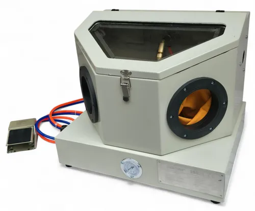 Sandstrahlkabine 30l mit Fußpedal und Beleuchtung - Werkstatteinrichtung für präzise Reinigung und Oberflächenbearbeitung. Inklusive Fußpedal und Beleuchtung für komfortables Arbeiten und optimale Sicht.