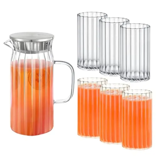 Wilmax Glaskaraffe 1L mit 6 Wassergläsern - Elegantes Set - Geschirr: Hochwertige, geriffelte Glaskaraffe mit Edelstahl-Deckel für optimale Temperaturhaltung und Insektenschutz. Ideal für Wasser, Saft oder Eistee, leicht zu reinigen und stilvoll für jeden Anlass.