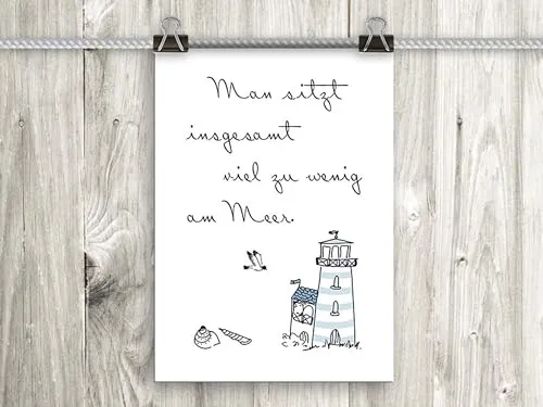 Sattie, Poster mit Spruch, Din A4, PE0022-DR, Man sitzt insgesamt viel zu wenig am Meer, Wandbild, Plakat, Kunstdruck, Zitat, Sprüche, Wohnzimmer, Schlafzimmer, Esszimmer, Küche, Flur