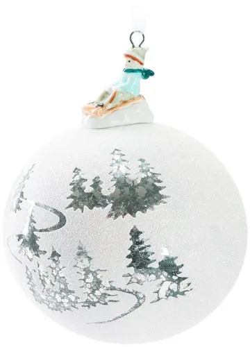 BRUBAKER Weihnachtsbaumkugel Premium Weihnachtskugel - Skipiste mit Ski/Schlitten Porzellan Figur (1 St), Glitzer Kugel mit Schnee Landschaft - 10 cm Glas Baumkugel Handarbeit