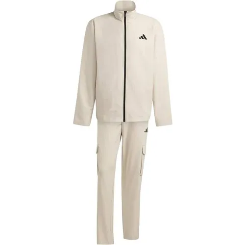 ADIDAS Herren Sportanzug Cargo-Trainingsanzug - Der ADIDAS Cargo-Trainingsanzug vereint modernen Style mit praktischem Design. Ideal für entspannte Tage oder im Lagenlook, bietet er uneingeschränkte Bewegungsfreiheit und praktische Cargotaschen. Ein Must-Have für jeden Streetwear-Look!
