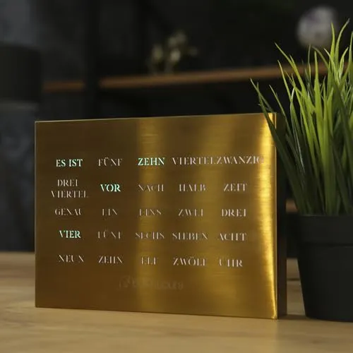 BoxClock Edelstahl Gold - Die innovative Wortuhr für den Schreibtisch - Wanduhren: Geräuschlose LED Standuhr mit 12-Stunden-Anzeige, WLAN-fähig und in modernem Gold-Design. Ideal für jedes Zimmer und ein echter Blickfang!