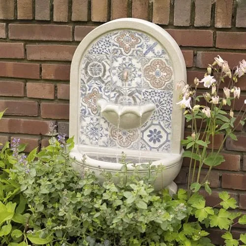Runder Gartenbrunnen aus GRC Beton - 54cm, Wand- und Standoption - Gartenbrunnen in naturfarbenem GRC Beton mit Mosaikmuster, ideal für eine entspannende Atmosphäre im Garten oder auf der Terrasse. Witterungsfest, frostsicher und mit Pumpe für plätscherndes Wasserspiel.