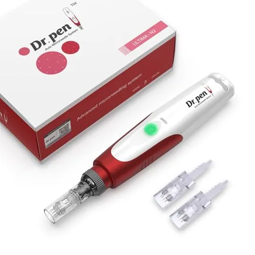 P-Beauty Dermaroller Microneedling Gerät mit 12 Ersatzköpfen - Mikrodermabrasion für effektive Hautverjüngung, inkl. 12 hochwertigen Nadeln für optimale Ergebnisse.