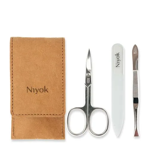 Niyok® Veganes Maniküre Etui (3-teilig) – Nagelpflege Set mit Solinger Nagelschere & Pinzette - HOCHWERTIGES NAGELPFLEGE SET – Das 3-teilige Maniküre Set von Niyok enthält eine präzise Nagelschere, eine Glasnagelfeile und eine hochwertige Pinzette. Ideal für die professionelle Maniküre und Pediküre, ob zu Hause oder unterwegs.