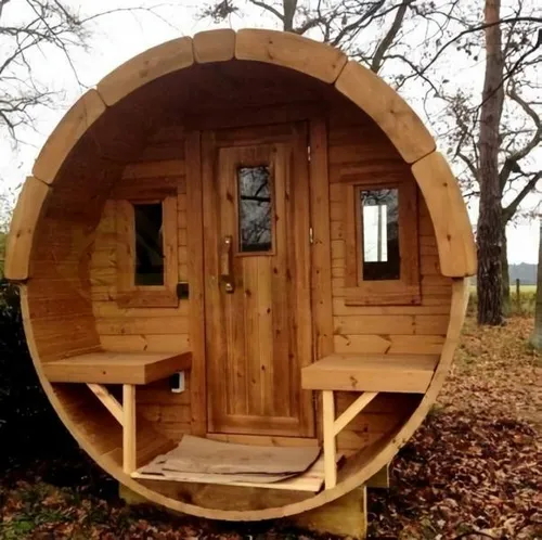 Gartensauna Naturfasssauna - Saunatonne für entspannende Wellnessmomente - Produktart: Trockensauna für den Außenbereich, mit hochwertigem Holz und Edelstahl, bietet Platz für bis zu 8 Personen. Perfekt für entspannende Stunden im eigenen Garten.