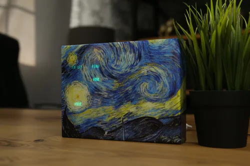 BoxClock Starry Night - Die Wortuhr für den Schreibtisch - LED Standuhr