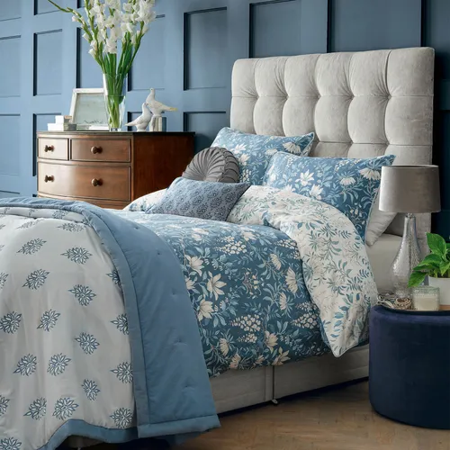 Laura Ashley Bettdeckebezug Parterre Seaspray 200x200cm - Eleganter Bettbezug in Blau mit floralem Design für ein stilvolles Schlafzimmer. Pflegeleicht und maschinenwaschbar bei 40°C – ideal für täglichen Einsatz und einfache Pflege.