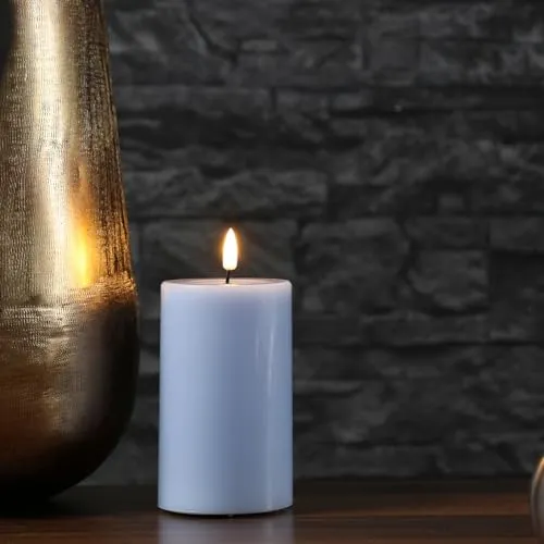 MARELIDA LED Kerze Echtwachs Deluxe Homeart Stumpenkerze mit realistischer 3D Flamme mit Wachsspiegel hellblau Indoor (D: 7,5cm - H: 12,5cm)