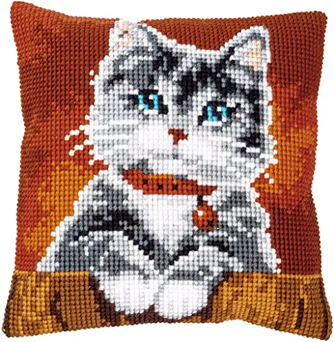 Vervaco Kreuzstichkissen Katze mit Halsband - Kreativset - Kreatives Stickset für ein 40x40 cm Kissen. Enthält handbemalten Stramin, hochwertiges Garn und eine Sticknadel. Ideal für DIY-Projekte und zur individuellen Gestaltung.