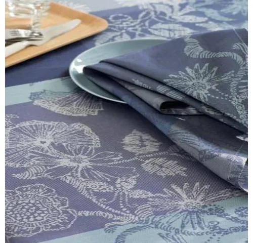 Garnier Thiebaut Tischläufer Mille blau - Eleganter Tischläufer im Jacquard-Design, ideal für Haus und Garten. Aus 100 % Baumwolle, waschbar bei 40 Grad. Mit einer Länge von 175 cm und einer Breite von 54 cm bringt er Stil in jeden Raum.