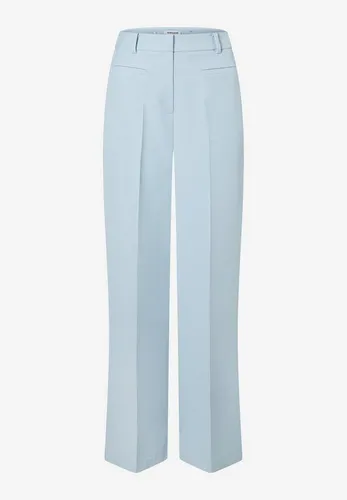Moderne weite Anzughose von MORE & MORE - Elegante Anzughose mit weitem Bein und Bügelfalte, ideal für vielseitige Looks. Das fließende Material sorgt für hohen Tragekomfort und der zarte Blauton verleiht frischen Stil – perfekt fürs Office oder besondere Anlässe.