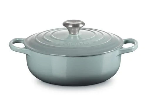 Le Creuset Sauteuse Signature 24 cm Sea Salt - Hochwertige Sauteuse aus Gusseisen, ideal für gleichmäßiges Garen. Die elegante Farbe Sea Salt sorgt für einen stilvollen Akzent in Ihrer Küche.