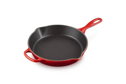 Le Creuset Brat-Servierpfanne 26 cm - Kirschrot - Hochwertige Pfanne mit 2L Fassungsvermögen, ideal für gleichmäßiges Braten und Servieren, perfekt für kreative Kochabende.