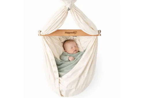 Hoppediz Federwippe Komplett-Set Baby-Federwiege - Federwiege für sanftes Wiegen, ideal für Neugeborene bis 15 kg. Ergonomisch und aus reiner Bio-Baumwolle gefertigt, bietet sie Geborgenheit wie im Mutterleib.
