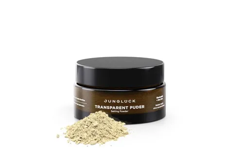 JUNGLÜCK Transparent Puder - Das transparente Puder von JUNGLÜCK sorgt für ein mattes Finish und ein frisches Hautbild. Mit ultrafeinen Pigmenten und wertvollen Inhaltsstoffen für ein seidig weiches Hautgefühl – ideal für jeden Tag.