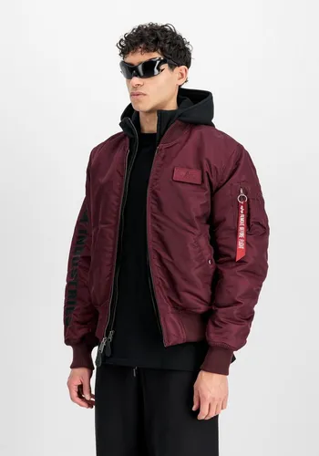 ALPHA INDUSTRIES MA-1 D-Tec Sleeve Embroidery Bomberjacke - Funktionsjacke für Herren in rot (schwarz cherry) mit abnehmbarer Sweatkapuze und stylischen Stickern, ideal für jedes Wetter und den modernen Lifestyle.