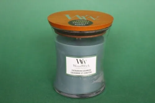 Evergreen Cashmere 275g Kerze - Winterliche Duftkerze mit kontrastreichen Aromen, die das Gefühl von Gemütlichkeit und Wärme nach einem Spaziergang im winterlichen Wald vermittelt.