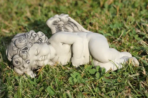 Rosenengel Luel liegend, Engel aus Resin, L 18 cm, Gartenengel schlafend