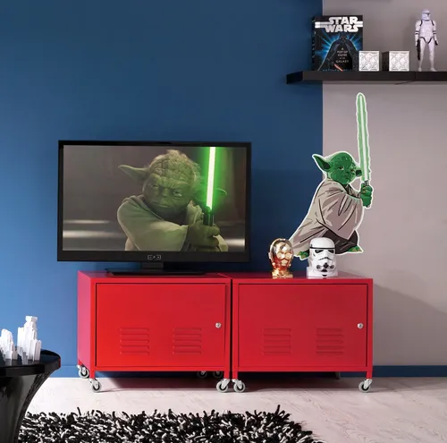 Komar Wandtattoo Star Wars Yoda Training Session 50 x 70 cm - Hochwertiger Wandsticker mit Yoda aus Star Wars. Einfach anzubringen, rückstandslos abziehbar und neu platzierbar. Ideal für Kinderzimmer und für glatte Oberflächen geeignet.