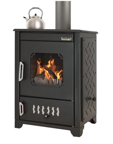 SABAH Kaminofen S101 mit Herdplatte, 13,11 kW - Kaminofen mit massiver Gusseisen-Herdplatte für unabhängiges Kochen und Heizen. Hohe Effizienz und elegantes Design machen ihn zum idealen Begleiter in Krisenzeiten.