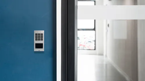 DoorBird IP Zutrittskontrollsystem A1121 Unterputz, Edels. V2A - Zutrittskontrollsystem für sichere Bereiche, kompakt und IP-basiert – ideal für moderne Sicherheitslösungen in Neubauten und Renovierungen.