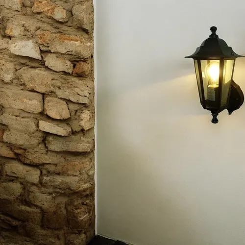 Außen-Wandleuchte Kingston - Elegante Außenleuchte aus mattschwarzem Aluminium mit klarem Glas, ideal für Haus und Garten. Schützt mit IP 44 vor Witterungseinflüssen und sorgt für eine stilvolle Beleuchtung.