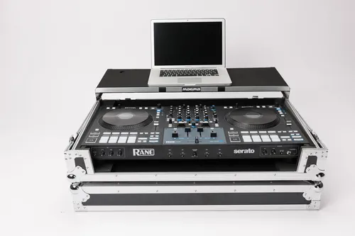 Magma DJ-Controller Workstation Four - DJ-Konsolen für Rane Four Controller, mit abnehmbarer Laptopablage und robuster Konstruktion für optimalen Schutz und Mobilität.