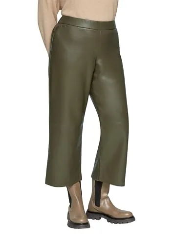 s.Oliver Culotte aus Lederimitat mit Nahtdetails - Modische Culotte aus hochwertigem Lederimitat mit elastischem Bund und praktischen Eingrifftaschen. Der lässige Wide Leg Schnitt sorgt für einen trendigen Look und hohen Tragekomfort.